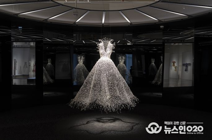 'Dreaming' 백매(White Plum), 2024, 철사, 비즈, 직물