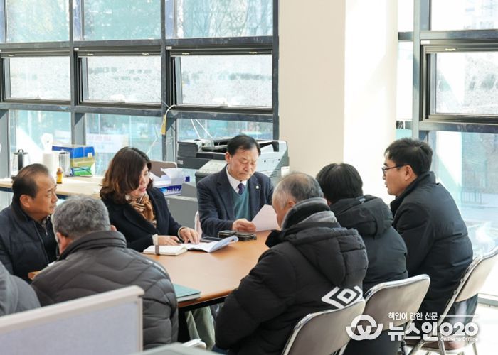 안산시의회가 최근 경기도시·군의회의장협의회에서‘민사집행법 개정 촉구 건의안’을 제안한 데 이어 29일에는 지역 내 관련 현장을 찾았다. 사진은 이날 의원들이 현장을 방문한 모습.