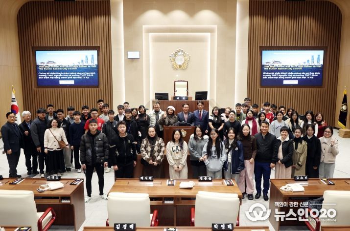 원특례시의회 본회의장에서 베트남 고등학생 의회 견학 단체 기념촬영