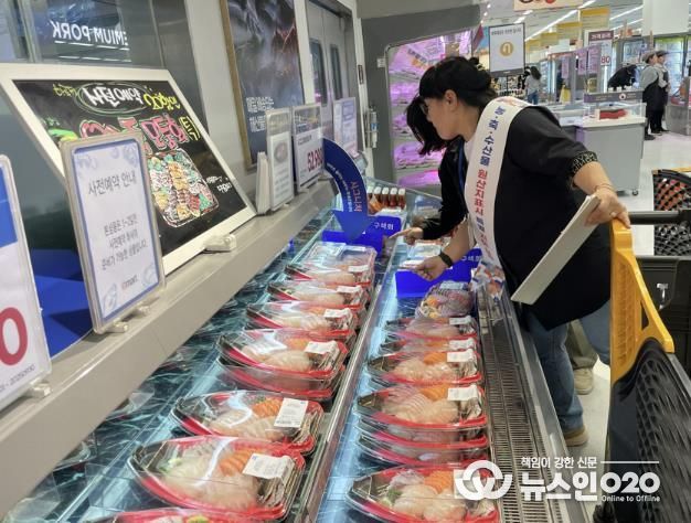 화성특례시 관계자가 2025년 추석 원산지 표시 점검을 하고 있다