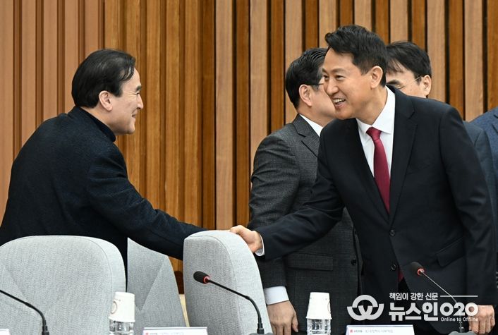2일 국회에서 열린 ‘국민의힘-서울시 부동산정책협의회’에 참석한 오세훈 서울시장이 참석자들과 인사를 나누고 있다.