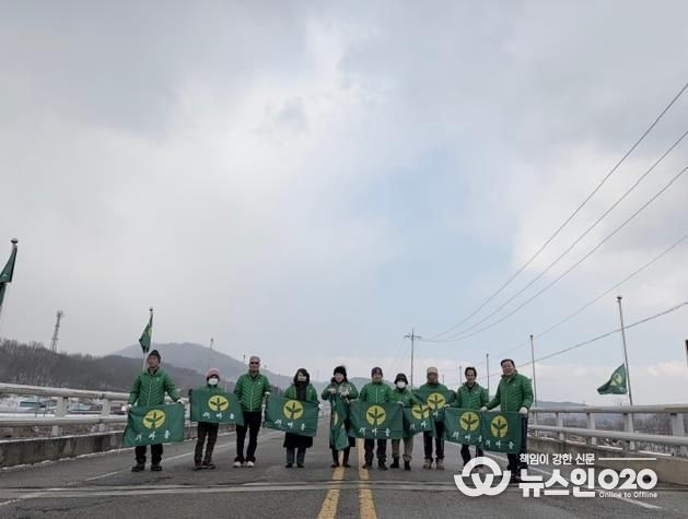 신양면 새마을협의회 새마을기 교체 활동 모습