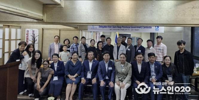 수원마을 출신 우수 졸업생과 국제교류센터 관계자들이 기념사진을 촬영하고 있다.