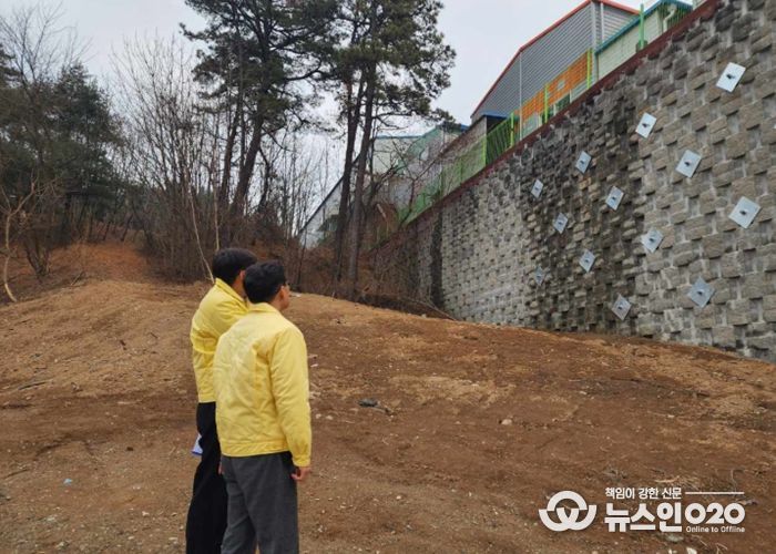 윤성진 화성특례시 제1부시장이 해빙기 급경사지 붕괴위험지역을 찾아 옹벽 상태를 점검하고 있다