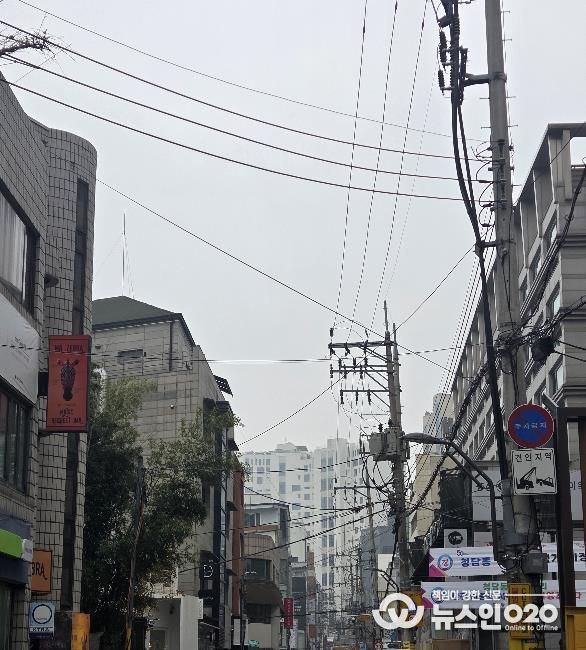 청담 맛의 거리에 복잡하게 얽힌 전선