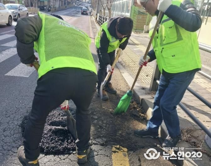 수원시 팔달구, 해빙기 도로안전 위한‘포트홀 보수전담반’본격 가동
