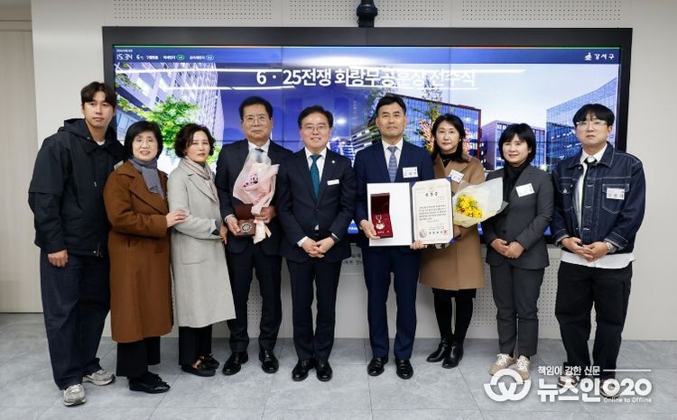 진교훈 서울 강서구청장(가운데)이 23일(월) 구청장실에서 열린 ‘6.25전쟁 참전 유공자 화랑무공훈장 전수식’에서 고(故) 김명진 병장의 유가족에게 훈장을 전달하고 기념촬영을 하고 있다.