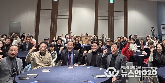 강원도립대학교 RISE사업단이 ‘지역위기대응 공동연구소(G-Lab) 1차년도 성과공유회’를 개최하고 기념촬영을 하고 있다.