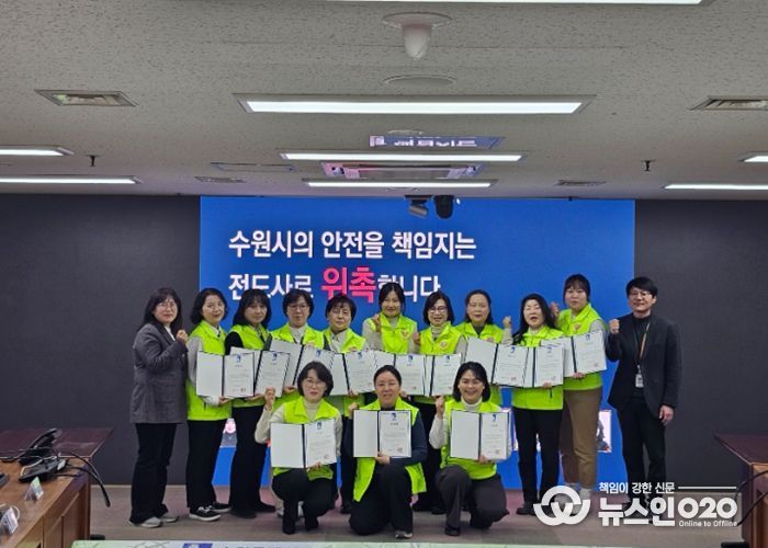 새빛안전지킴이 교육 강사 위촉식 후 기념촬영을 하고 있다.