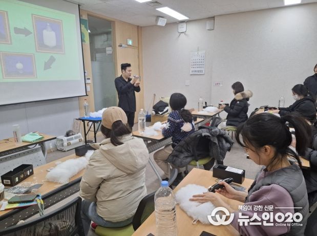 모형을 이용해 미용 실습 중