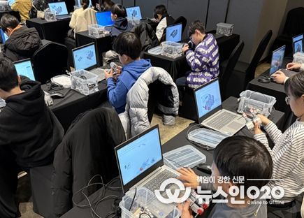프로그램에 참여한 학생들이 코딩 기반 로봇 제어 실습을 통해 디지털 기초역량과 창의적 문제 해결 능력을 기르고 있다.