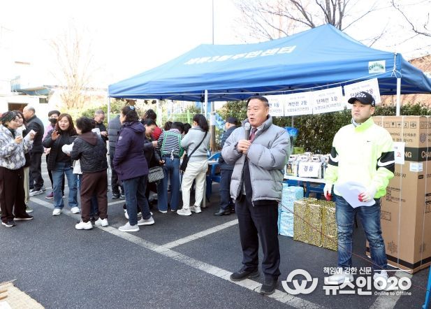이재식 수원특례시의회 의장이 세류3동 정월대보름 척사대회에서 주민들에게 인사말을 하고 있다.