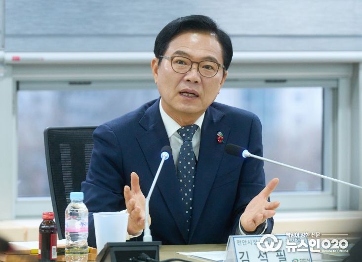 1. 김석필 천안시장 권한대행 부시장.