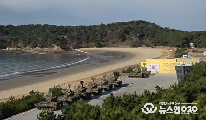 핵심부품국산화 개발품을 탑재한 ‘천마’가 표적기를 향해 유도탄을 발사하고 있다.