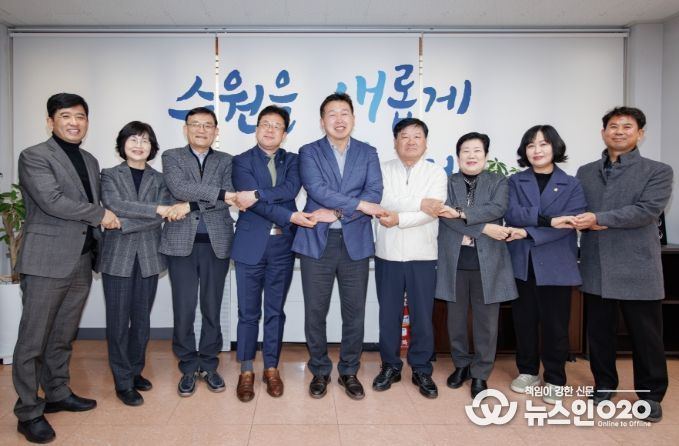 김현수 수원특례시 제1부시장(왼쪽 4번째)과 선주헌 강원도 영월군의회 의장(왼쪽 5번째) 등 방문단이 함께 기념사진을 촬영하고 있다.