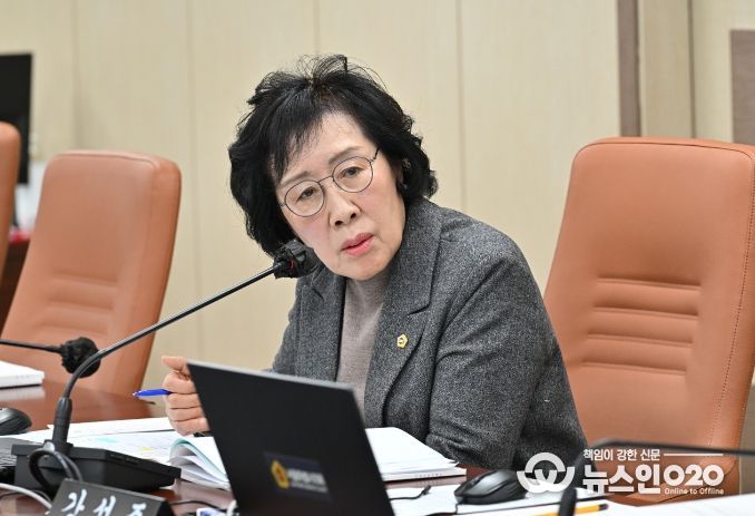 신복자 의원이 서울시 복지실 업무보고에서 질의하고 있다.