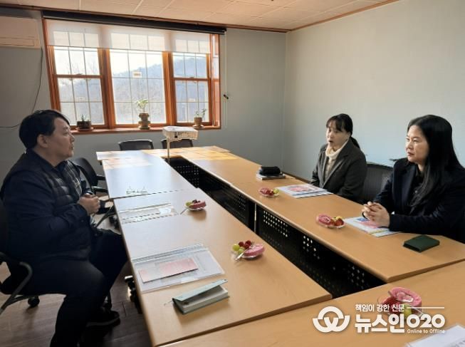 신현주 화성특례시 돌봄복지국장이 장애인 거주시설 생활공간을 둘러보며 현장을 점검하고 있다