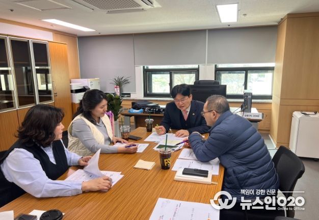 22기 정책위원회 간담회를 진행하고 있는 김용일 정책위원장