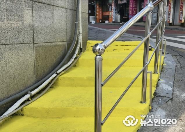 수원시 팔달구 우만1동 주민자치회, 주민참여예산으로 빙판길 사고 예방을 위한 '안전난간 설치 공사' 추진