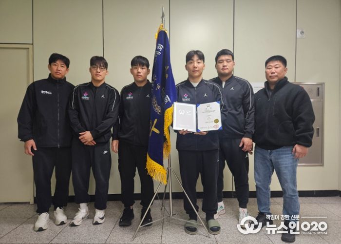 용인특례시 직장운동경기부 유도팀은 ‘2026년 회장기 전국 유도대회’에서 단체전 금메달과 개인전 동메달을 획득했다. 왼쪽부터 홍석웅·박희원·김유철·송민기·황민호 선수, 김혁 감독