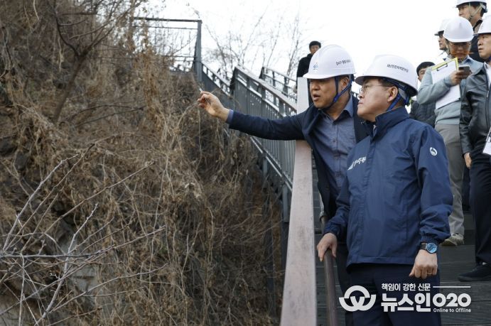 진교훈 서울 강서구청장(맨 앞)이 염창산 절개지를 찾아 현장 위험요소를 점검하고 있다.