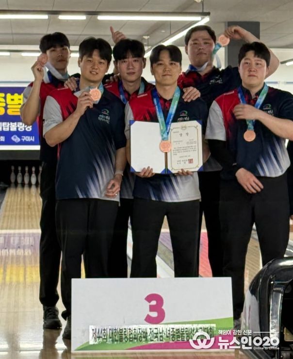 메달을 획득한 천안시청 볼링팀 선수단 기념촬영 모습.