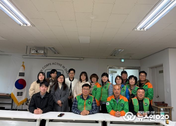 화성특례시 보건소 관계자와 자율방재단이 방제 관련 회의를 마친 후 기념 촬영을 하고 있다