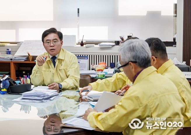 진교훈 서울 강서구청장(왼쪽)이 25일 구청 집무실에서 ‘긴급 에너지 절약 대책회의’를 주재하고 있다.