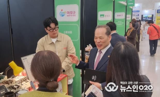 소영철의원이 박람회 부스를 체험하며 소상공인들과 소통하고 있다