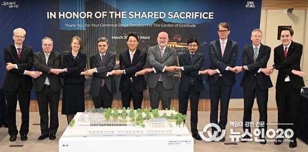 오세훈 서울시장이 30일(월) ‘감사의정원 석재기증국 주한외교단 간담회’ 참석자들과 기념사진을 촬영하고 있다.