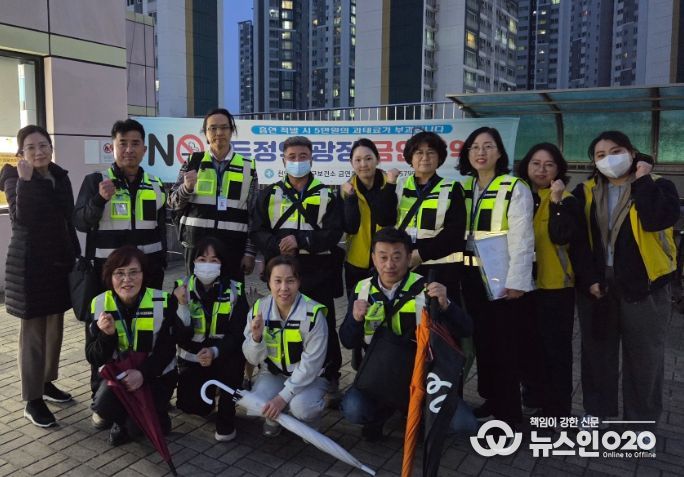 1. 천안시가 위촉한 금연지도원이 금연 구역을 지도·점검하고 있다