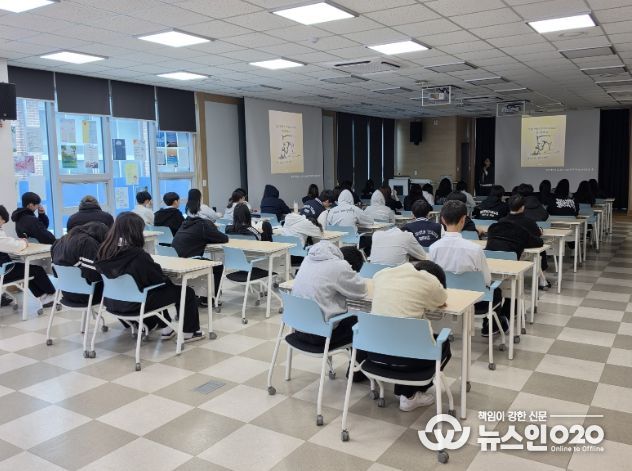 지난 3월 31일, 청양고등학교 학생들을 대상으로 전문강사가 생명존중 교육을 진행하고 있다.