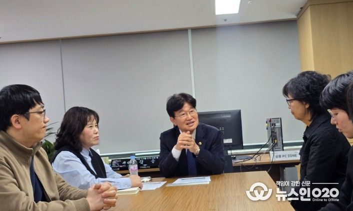 22기 정책위원회 간담회를 진행하고 있는 김용일 정책위원장