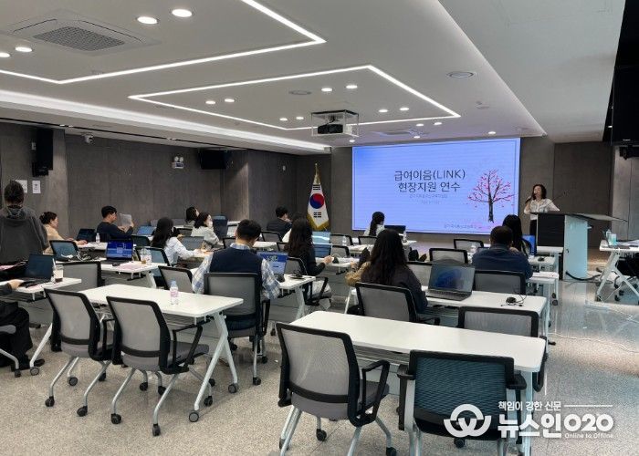 우측의 김정민 강사가 교육공무직원 급여이음(LINK) 현장지원 연수를 진행하고 있다.(사진=연수 현장)