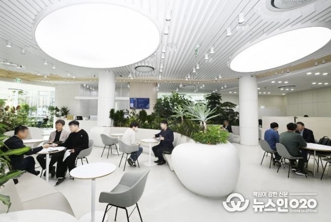 새빛민원실 베테랑팀장은 민원 서비스 혁신의 본보기가 됐다. 새빛민원실에서 민원인과 상담하는 베테랑팀장.