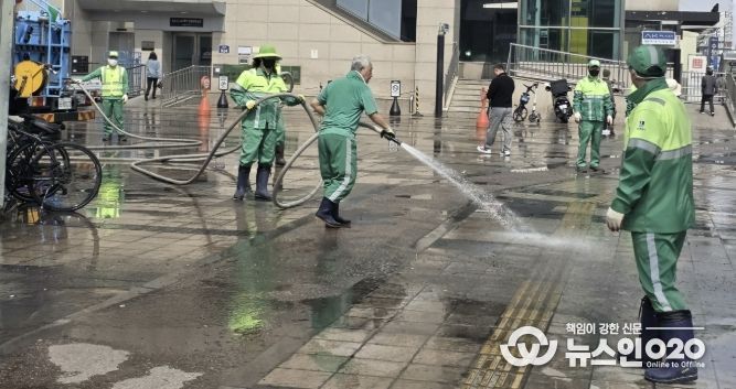 수원시 팔달구, 수원역 광장·환승센터 '반짝반짝 클린 ON' 합동 환경정비 실시