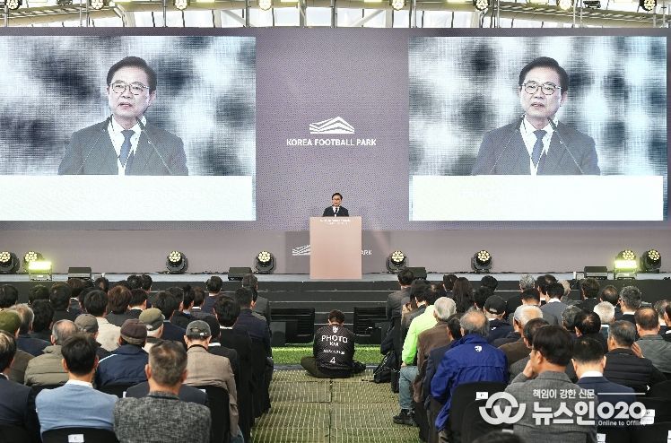 7일 천안시 코리아풋볼파크 개관식에서 김석필 천안시장 권한대행 부시장과 김태흠 충남도지사, 정몽규 대한축구협회 회장 등 주요 참석자들이 기념촬영을 하고 있다.