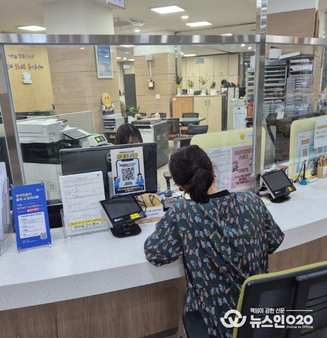 민원인이 ‘화요 야간 여권 민원실’에 방문해 여권 업무를 처리하고 있다.