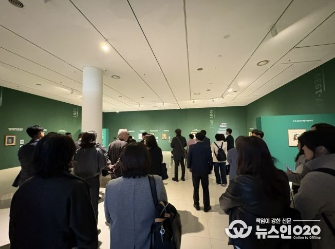 《FACE : 문인 - 시대를 담은 얼굴들》 전시장 관람 사진