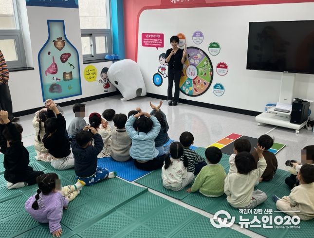 1. 천안시 성정건강생활지원센터가 어린이들에게 건강교육을 진행하고 있다.