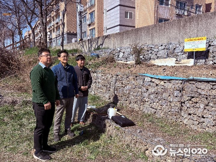 김현수 제1부시장이 서호천 일원 불법 점용 현장을 점검하고 있다