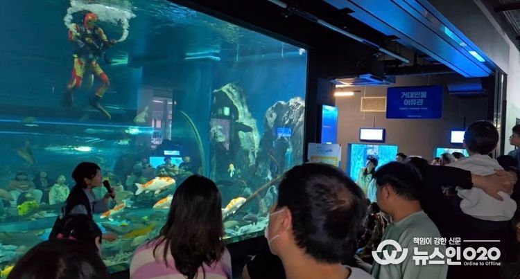 충북아쿠아리움이 쓴 ‘교감의 서사시’ 화제(수중공연)